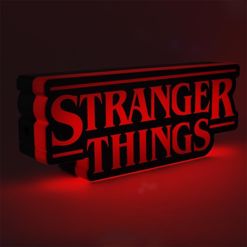 Stranger Things geformt Logo Licht, 30 cm (11,8") breet Wand- oder Stehlamp mat USB- oder Batteriekraaft, Phasë- & Pulsmodi, offiziell lizenzéiert Netflix Merchandise