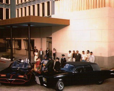 Amazon ブロマイド写真 海外ドラマ バットマン グリーン ホーネット バットモービルとブラック ビューティー号が並ぶ アイドル 芸能人グッズ 通販