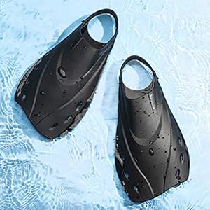 Schnorchelmasken 51duVJsePHL. SS300 taucherflossen herren, schnorcheln zubehör, Schnorcheln Accessories. Gute Qualität. Nicht leicht zu verformen, lange Lebensdauer unterstützen.
Kompakte Größe, tragbar und leicht, leicht zu transportieren.
Weiche Fußtasche, flexibel genug für Barfuß, kann aber auch mit Flossensocken oder Tauchstiefeln getragen werden, um die Füße eines Tauchers vor Kälte zu schützen.