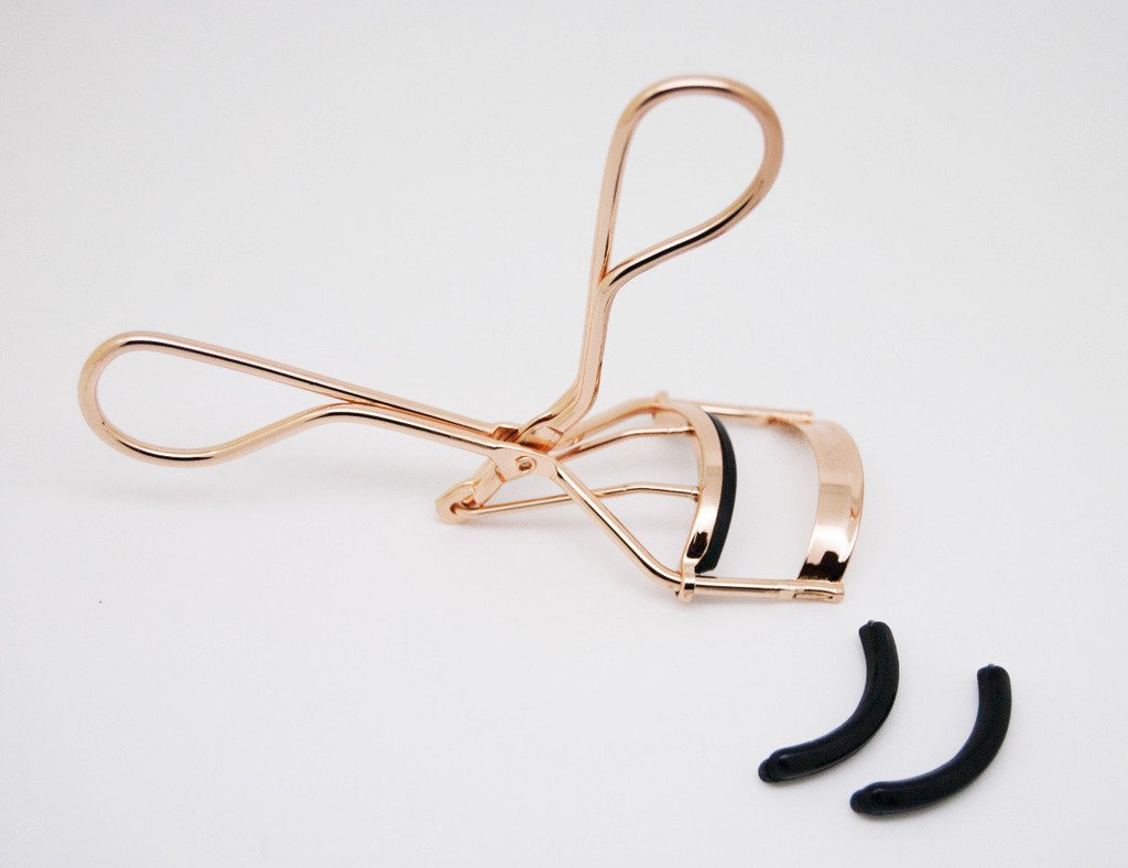EMILYSTORES Professional Makeup Tool For Eyelashes With 2 Replacement Silicone Refill Pads Pinch Pain FREE Metal Eyelash Curler 1PC, Golden Color : Beauty