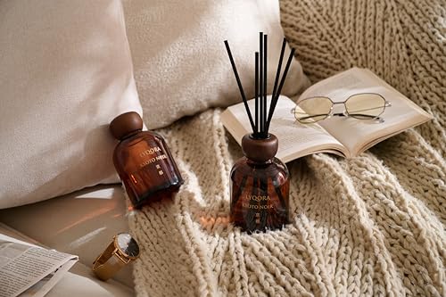 Lyqora Kyoto Noir Room Fragrance Sticks 200 ml Premium Reed Diffuser - Room Perfume Long-Lasting Air Freshener Home Decoration Aesthetic for Living Room, Bedroom, Bathroom, Elegant Gift Idea | Luxus Raumduft im edlen Amberglas mit Holzdeckel. Elegante Noten von Moschus & Amber für ein luxuriöses Premium Ambiente
