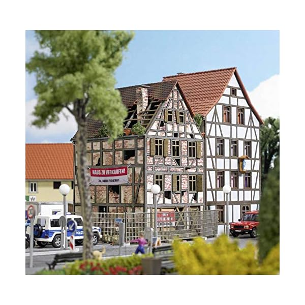 Busch 1668 H0 Verfallenes Stadthaus