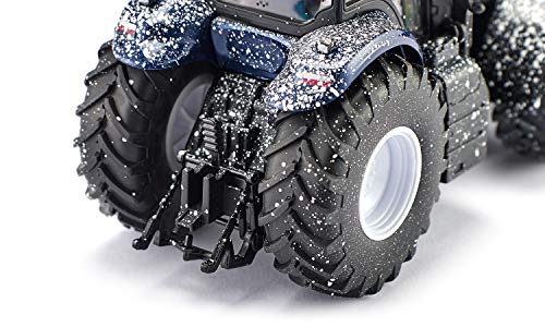 Siku 3220, Weihnachtstraktor New Holland T8.390, 1:32, Metall/Kunststoff, Blau, Inkl. Weihnachtsmann-Fahrer, Anhängerkupplung, Öffenbare Motorhaube – Bild 4