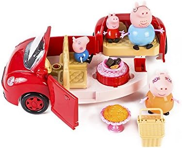 Peppa Pig's red luxury car，A family of four