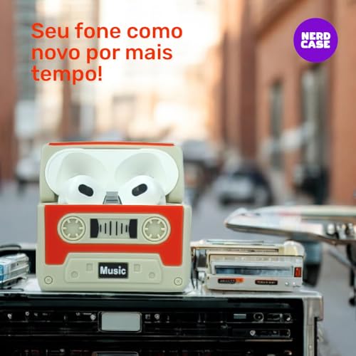 Capa Protetora Nerdcase Compatível com AirPods 4, Fita Cassete, Bege e Laranja