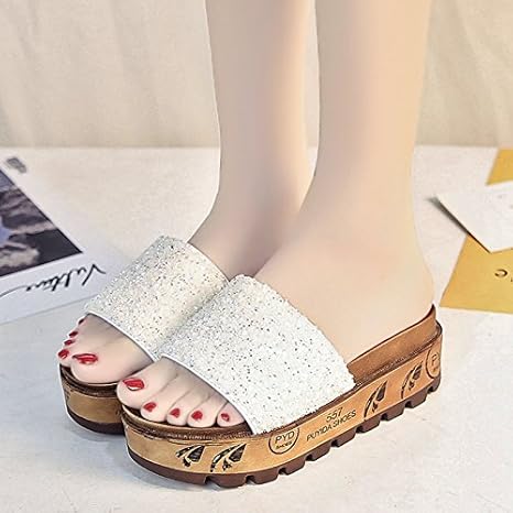 mujeres con zapatillas