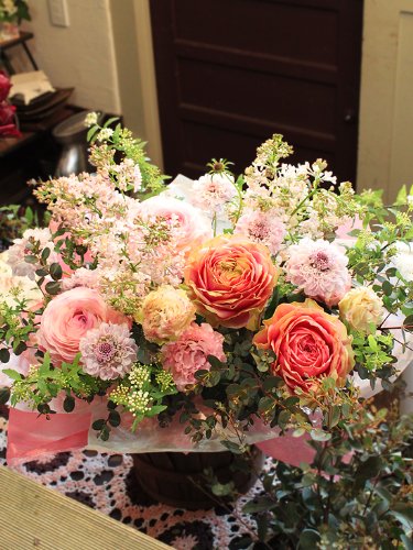 B005gbwkcy パリスタイルの花屋 スカビオサと小花のパステルアレンジ 誕生日結婚祝いお見舞い退院祝い退職祝い 各種お祝い記念日に Diy工具ガーデン 日本限定