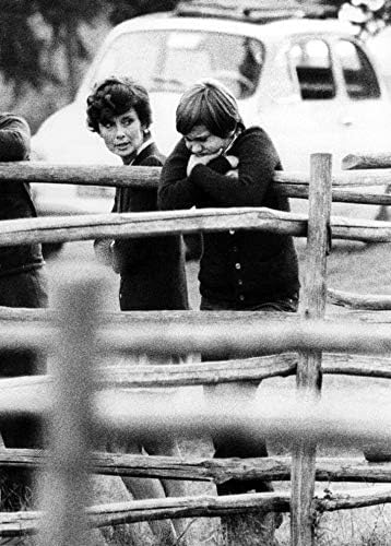 Amazon オードリー ヘップバーンと息子 ショーン フェラーが牧場でフェンスに寄りかかっている写真プリント 32 25 4cm アートフレーム ポスター オンライン通販