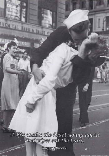 Kiss War Goodbye Avec Citation De Rupert Brooke 7 X 5 Cartes Photo D Art Photo Celebre De La Fin De La Seconde Guerre Mondiale Noir Et Blanc Amazon Fr Cuisine Maison