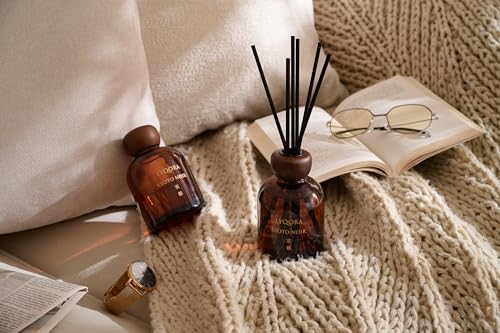 Lyqora Kyoto Noir Room Fragrance Sticks 200 ml Premium Reed Diffuser - Room Perfume Long-Lasting Air Freshener Home Decoration Aesthetic for Living Room, Bedroom, Bathroom, Elegant Gift Idea | Luxus Raumduft im edlen Amberglas mit Holzdeckel. Elegante Noten von Moschus & Amber für ein luxuriöses Premium Ambiente