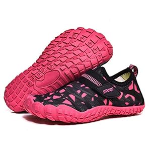 BAOLESEM Barfussschuhe Kinder Badeschuhe Jungen Mädchen Barfußschuhe Aquaschuhe Wasserschuhe Schnell Trocknend Strandschuhe Sport rutschfest 5 Schnorchelmasken 51hV6McyNmL. SS300 Obermaterial: Elastisches Mesh + 3D-Offsetdruck. Schnelltrockende und atmungsaktiv, nicht stickig.
Innenmaterial: Mesh + Wabenloch EVA - Elastisch, abnehmbar, atmungsaktiv, schnelltrocknend und weich.
Sohle: Gummi. Die Schuhe Sohle besteht aus hochwertigem Gummi Material, das rutschfest, verschleißfest und weich. Schützt die Füße vor Seeigel im Meer.
Verschluss: Schnellverschluss
Absatzhöhe: 1 cm
Absatzform: Flach
Materialzusammensetzung: Hochwertigem Waterproof+Strapazierfähige Gummi Anti-Rutsch-Sohle.
Schuhweite: Schmal