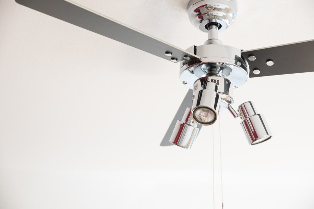 aireRyder - Cyrus Deckenventilator mit Beleuchtung, Leiser Ventilator mit Zugschalter in glänzendem Chrom-Design, Wendeflügel in Schwarz / Silber, Durchmesser 107 cm, (Farbe: Chrom & Schwarz / Silber)