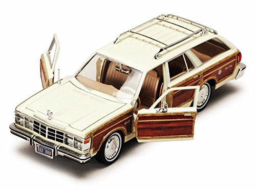 Motormax 1979 Chrysler LeBaron Town and Country Wagon 1/24 Scale Diecast Model Car Beige with Woodie Siding