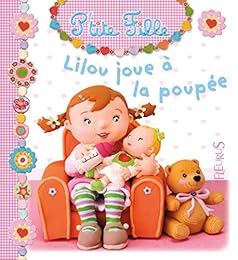 Lilou joue à la poupée