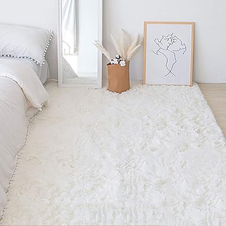 Amazon｜ベッドルームラグ ソフト ふわふわラグ 快適 白 偽の毛皮 ラグ 