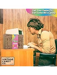 Caja de regalo de Vintage Candy Co. 1980 con diseño retro de candelabro – 80s Nostalgia Candies – Cesta de regalo con diseño de flor de linterna, ideal para adultos, estudiantes universitarios, hombres o mujeres, niños, adolescentes