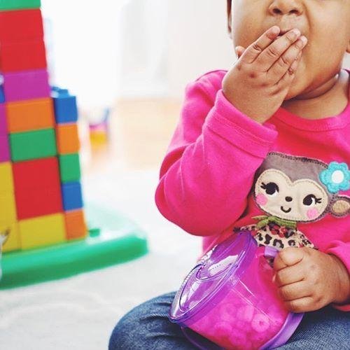 Munchkin Snack Catcher, 9 Ounce, 12+ Months, color may vary