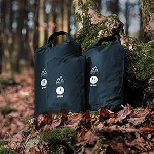Schnorchelmasken 51jJB3p7vhL. SS300 𝐖𝐀𝐒𝐒𝐄𝐑𝐅𝐄𝐒𝐓𝐄𝐑 𝐑𝐈𝐏𝐒𝐓𝐎𝐏 𝐍𝐘𝐋𝐎𝐍 - Perfekt geeignet für den Transport von Kleidern, Schuhen, Deiner Kamera, Handy und Elektronik – der MNT10 DryBag schützt deine Sachen zuverlässig vor Regengüssen, Spritzwasser oder wenn sie bei der Bootstour mal kurz ins Wasser fallen! (ACHTUNG: NICHT zum Schwimmen/Tauchen geeignet).
𝐅Ü𝐑 𝐃𝐄𝐈𝐍𝐄 𝐑𝐄𝐈𝐒𝐄𝐍 𝐔𝐍𝐃 𝐎𝐔𝐓𝐃𝐎𝐎𝐑 𝐀𝐁𝐄𝐍𝐓𝐄𝐔𝐄𝐑 - Ein wasserdichter Beutel muss ganz schön viel aushalten. Mit unserem leichten MNT10 Drybag kannst Du das Unterwegssein unbeschwert genießen. Ob Camping, Bootstour, Weltreise oder Fahrrad-Trip – der wasserdichte Pack Sack macht einfach alles mit.
𝐏𝐋𝐀𝐓𝐙 𝐒𝐏𝐀𝐑𝐄𝐍 𝐃𝐀𝐍𝐊 𝐊𝐎𝐌𝐏𝐑𝐄𝐒𝐒𝐈𝐎𝐍 - Die dünne, wasserfeste Tasche lässt sich zur Entlüftung zusammenpressen und schafft so wertvollen Raum in Rucksack, Koffer oder Reisetasche. Wähle zwischen 5, 10 oder 15 Liter Volumen, um immer genug Platz in deinem wasserdichten Seesack zu haben.