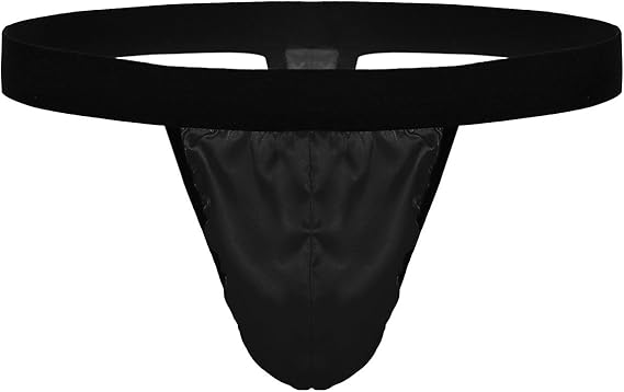 homme en string sur la plage