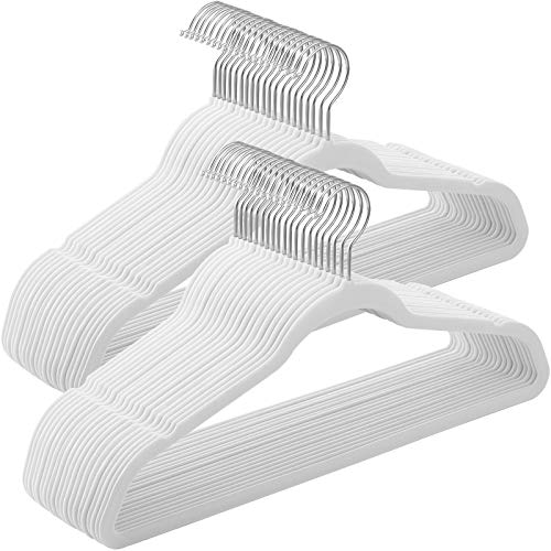 Percha de Terciopelo, Juego de 50, Antideslizantes, con Barra Corbata y Gancho Negro, 0,6 cm Espesor, Ahorra Espacio, 41,5 cm Largo, Abrigo Pantalón, Blanco Nube y Plata CRF026W04
