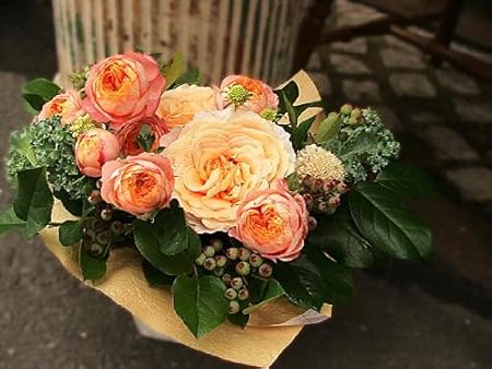 Amazon パリスタイルの花屋 バラとブルーベリーのアレンジメント 大輪 誕生日 結婚祝い 結婚記念日 プレゼント 各種お祝い 記念日に フラワーアレンジメント オンライン通販
