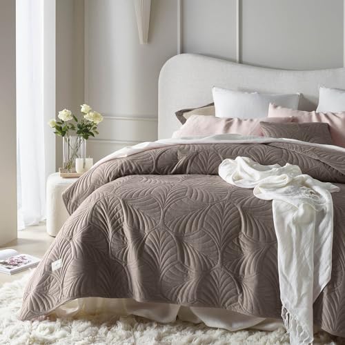 ROOM99 Feel Elegant Brown Bedspread 220 x 240 cm – Versatile as a Bed Throw or Sofa Throw – Quilted – Perfect as a Velvet Bedspread