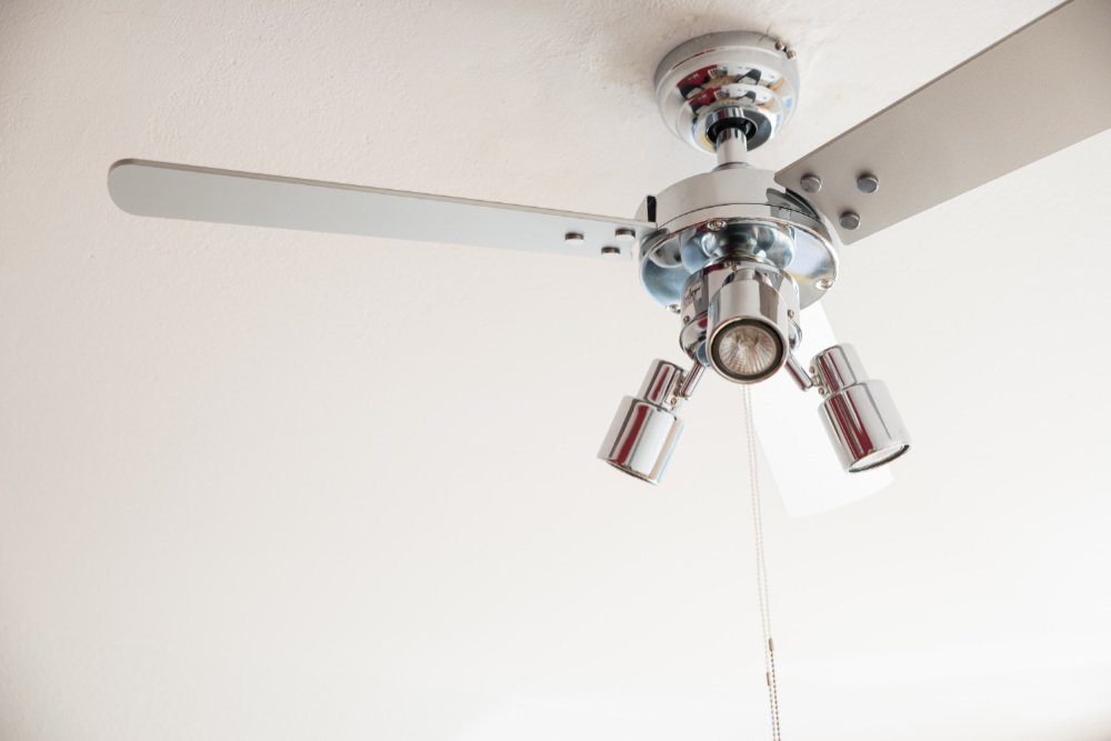 aireRyder - Cyrus Deckenventilator mit Beleuchtung, Leiser Ventilator mit Zugschalter in glänzendem Chrom-Design, Wendeflügel in Schwarz / Silber, Durchmesser 107 cm, (Farbe: Chrom & Schwarz / Silber)