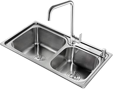 Fregadero De La Cocina De Plata Con Agua Del Grifo, Acero Inoxidable