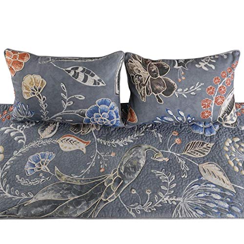 bed scarf and matching pillows