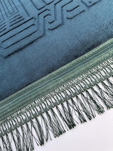 Prayer Mat Embossed Anti-Slip Velvet Top Prayer Rug for Umrah Hajj Ramadan 70 x 110 cm, Best Gift For Ramadan (Random Colors)