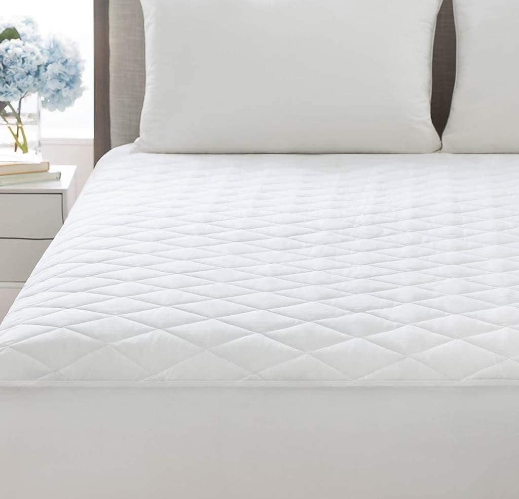 Microfibre Quilted Mattress Protector - Luxurious Hotel Quality Mattress Topper - Fit Up to 30cm Deep Mattress with Elasticated Corners (Single)