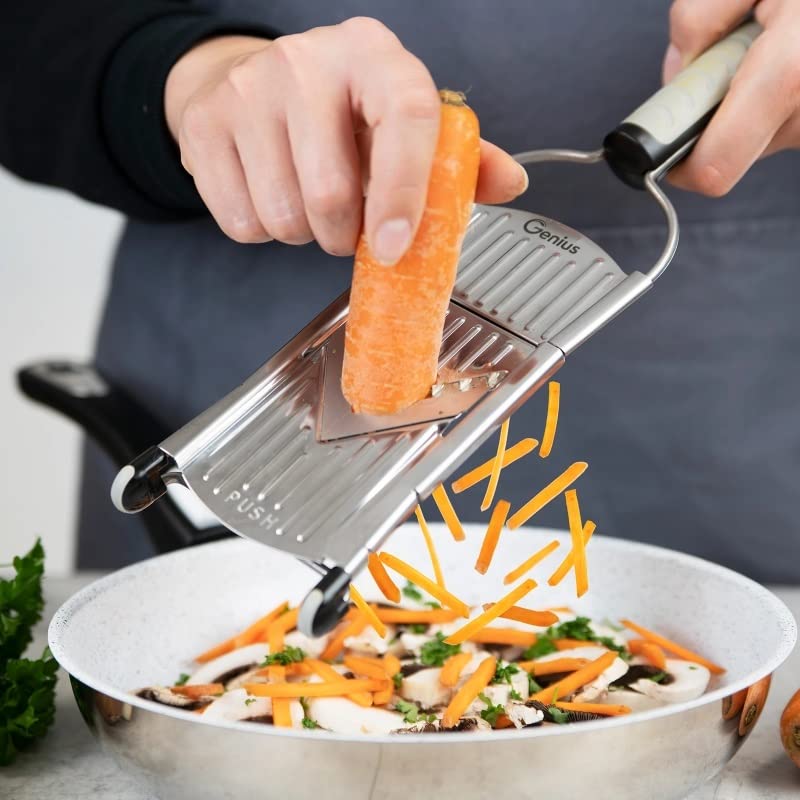 Genius Nicer Dicer Speed Set 9-tlg Multihobel - Gemüseschneider Gemüsehobel mit 3 Einsätzen, Schneidguthalter & Auffangbehälter 550ml | Parmesanreibe, Juliennereibe und V-Hobel, Silber 5