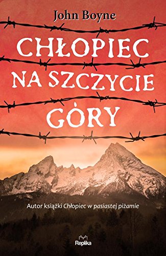 Chlopiec na szczycie gory