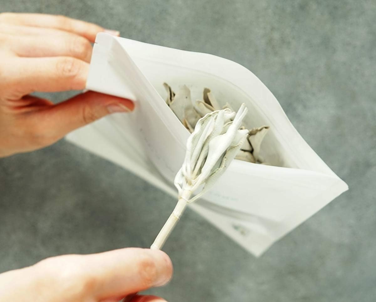 袋からホワイトセージを取り出している様子