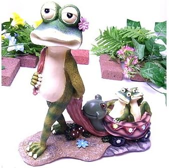 Amazon カエルの置物 高さ３０センチ ママさんカエルが亀さんカートに乗った子カエルを運んでいます 置物 オブジェ