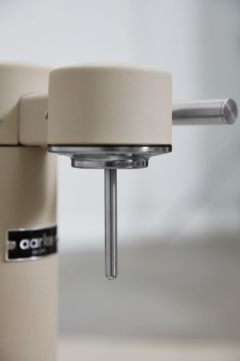 Aarke Carbonator 3, Wassersprudler aus Edelstahl im modernen Sand Finish mit BPA-freier 1L PET-Flasche, Sprudelwasserbereiter für Leitungswasser, kompatibel mit 60L CO2-Zylindern 5