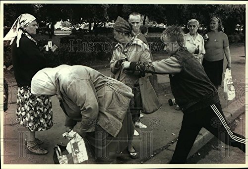 Vintage Photos 1993 Press Photo A Moscow, Russia street kid steals a bottle of soda - mjc01653