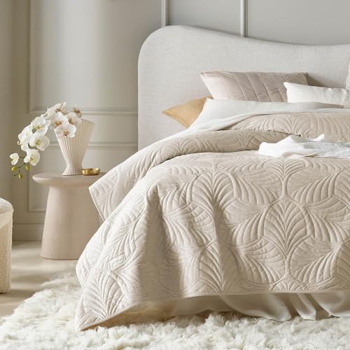 ROOM99 Feel Elegant Cream Bedspread 170 x 210 cm – Versatile as a Bed Throw or Sofa Throw – Quilted – Perfect as a Velvet Bedspread