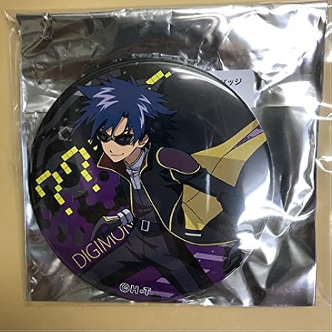 Amazon デジモンアドベンチャーtri 池袋パルコ ドでか缶バッジ 缶バッチ Limited Base限定柄 謎の男 デジモンカイザー 一乗寺賢 バッジ ホビー