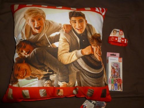 "ONE DIRECTION" cushion+stereo headphones+one signed bracelet (EXCLUSIVE)
