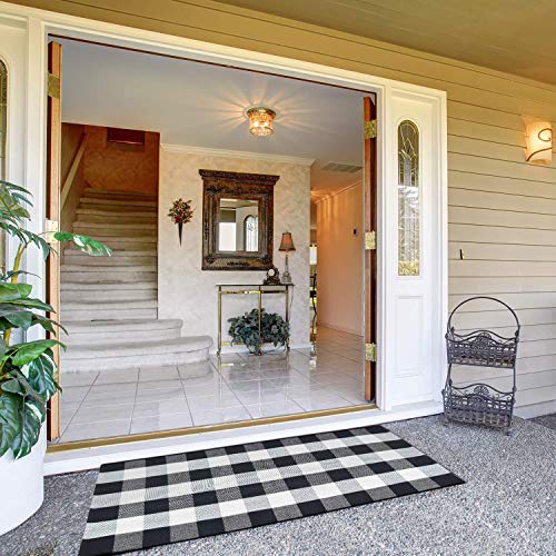 WDong Buffalo Plaid Outdoor Rug, 23.5"x35.5" Woven Washable Black and White Outdoor Rug