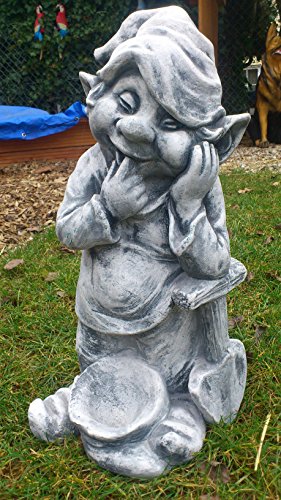 gartendekoparadies.de Gnom Macht den Garten schön, Steinfigur Wichtel, H. 46 cm, 15 kg, Grau, frostsicher aus Steinguss für Außenbereich – Bild 3