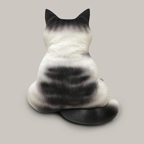 Amazon Co Jp 猫 抱き枕 背もたれ 可愛い ねこ ぬいぐるみ 猫の背面図 リアル 本物ような高画質 癒し系 萌えグッズ フワフワ スーパーソフト 車用 ソファー用 出窓 インテリア 店飾り オフィス用にも 背当て おもちゃ