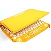 La versione light del tappeto chiodato Shakti Mat è perfetta per tutti coloro che vogliono un materassino leggero, di dimensioni compatte, che possa facilmente essere portato con sé in ogni situazione, in modo da poterlo utilizzare anche all'aperto o in palestra. Questo tappeto chiodato è stato studiato anche per essere utilizzato nei programmi di yoga di più alto livello.
Il tappetino chiodato Shakti Mat dispnee di oltre 8.200 punti di contatto e i fiori che lo compongono sono costituiti da 36 punte. Grazie all'elevato numero di punti di contatto così disposti questo tappetino ha un effetto più leggero rispetto a quelli di stampo tradizionale ed è particolarmente indicato per tutti coloro che hanno una pelle molto delicata e sensibile. 
Vi ricordiamo che è realizzato interamente a mano e che è Made in India al cento per cento. Per la sua realizzazione non è stato sfruttato il lavoro minorile.