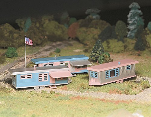 Bachmann Trains Trailer Park - 3 Trailers and Flag Pole with Flag