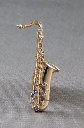 Broche de metal con forma de saxofón chapado oro