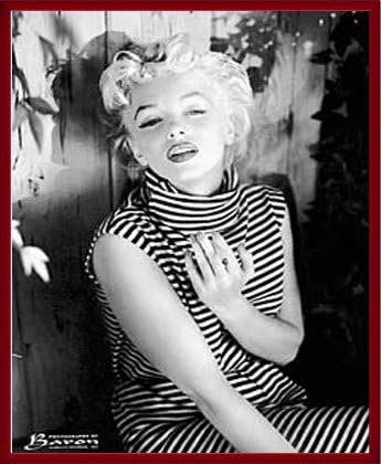 Amazon Co Jp ポスター マリリン モンロー マリリン モンロー 1954 額装品 ウッドベーシックフレーム レッド ホーム キッチン