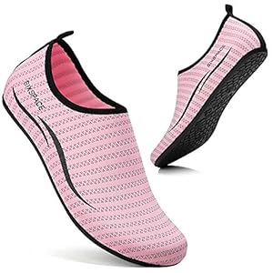 Schnorchelmasken 51pu7gECT3L. SS300 Obermaterial: 92% Polyester + 8% Spandex.Das perfekte Material erleichtert dem Benutzer das An- und Ausziehen und gibt Ihnen ein angenehmes Gefühl. der glatte stoff hat eine gute elastizität am obermaterial und ist schnell trocknend, was sehr gut für wassersport geeignet ist.
Innenmaterial: Mesh + Polyester + Elasthan.Atmungsaktiv, Leicht und komprimierbar für einfaches Packen, Komfort für die Freizeit oder andere Sportarten.
Sohle: Gummi,Die rutschfeste Gummisohle ist weich und dick und schützt Ihre Füße vor Steinen und Steinen. Die Laufsohle des Wasserschuhs ist besser als andere Verschleißteile und verschleißfester.