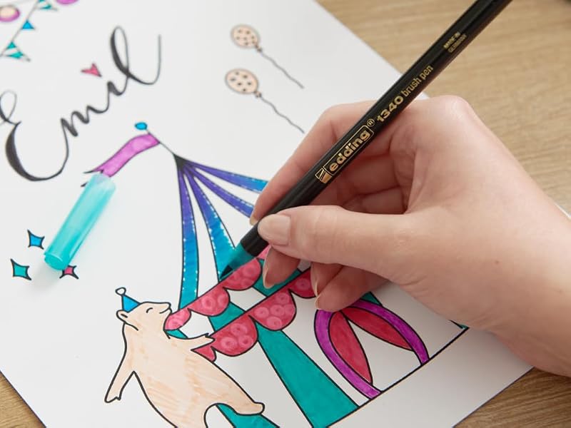 Happy Lettering 9+2 Set - 8 Fasermaler in leuchtenden und metallischen Farben, 1 Fineliner - perfektes Einsteigerset für Lettering-Liebhaber - mit Geschenkanhängern und Pinselfarbmixer