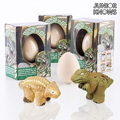 huevo de dinosaurio de juguete en agua